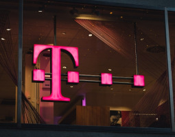 Únik dat společnosti T-Mobile se týká téměř všech jejích zákazníků v USA